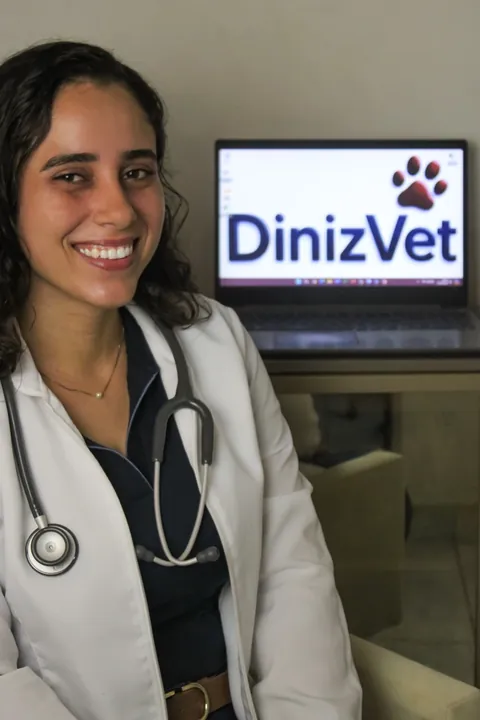 Veterinária da DinizVet com estetoscópio