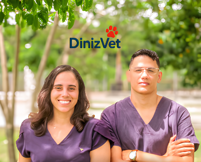 Equipe DinizVet — veterinários sorrindo ao ar livre