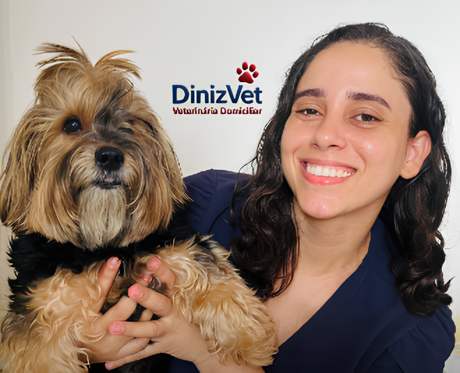 Veterinária da DinizVet com cãozinho no colo